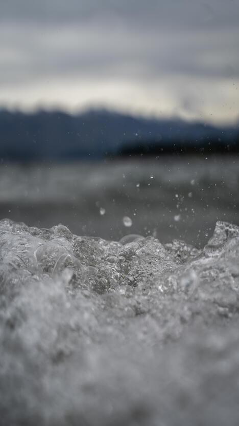 A crashing &quot;wave&quot; on Lake Wānaka